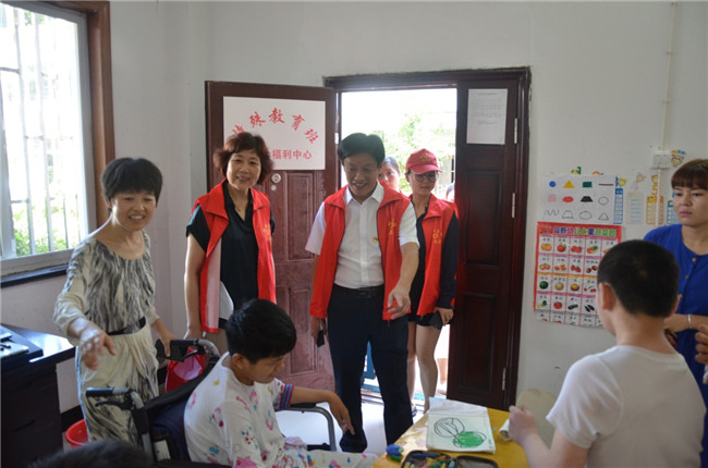 城投集團開展“傳承紅色基因,敬老愛幼先行” 現場獻愛心活動