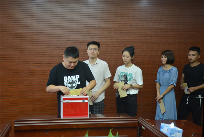 城投集團開展“傳承紅色基因,敬老愛幼先行” 現場獻愛心活動