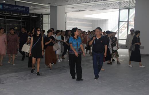 喜迎十九大,身邊看變化——我市干部賢內助、鄉鎮街道負責人參觀高鐵商務區