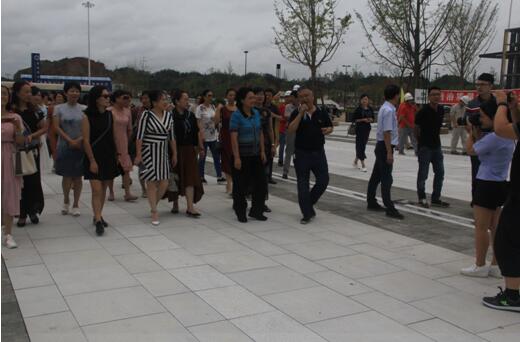 喜迎十九大,身邊看變化——我市干部賢內助、鄉鎮街道負責人參觀高鐵商務區