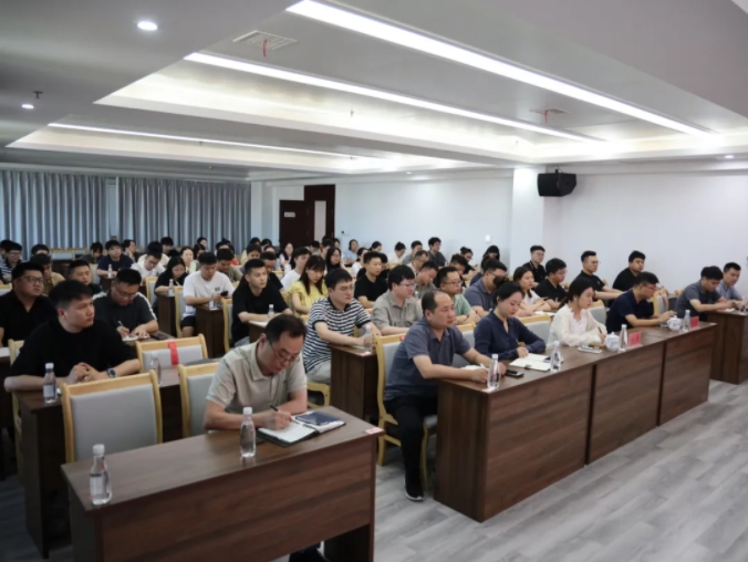 市城投集團召開中央八項規定精神學習教育專題黨課